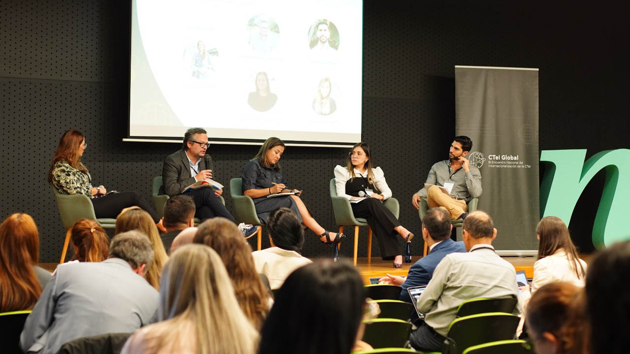 Imagen de asistentes y panelistas del evento CTeI Global 2025