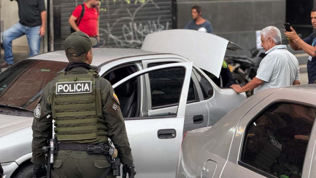 Imagen de control de seguridad de vehículos por la policía