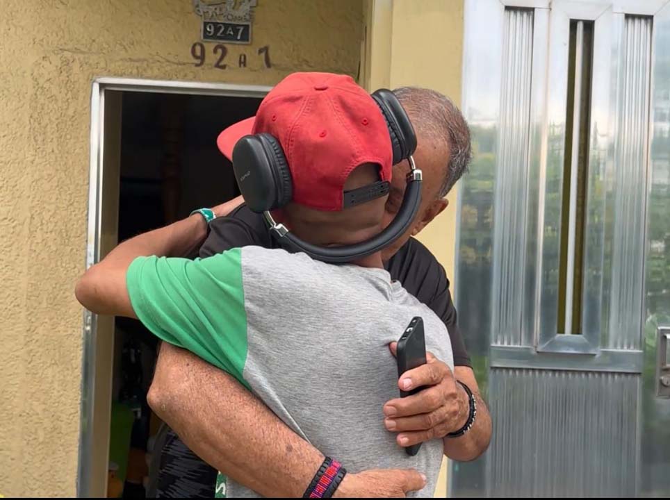 Imagen de dos personas abrazándose habitante de calle