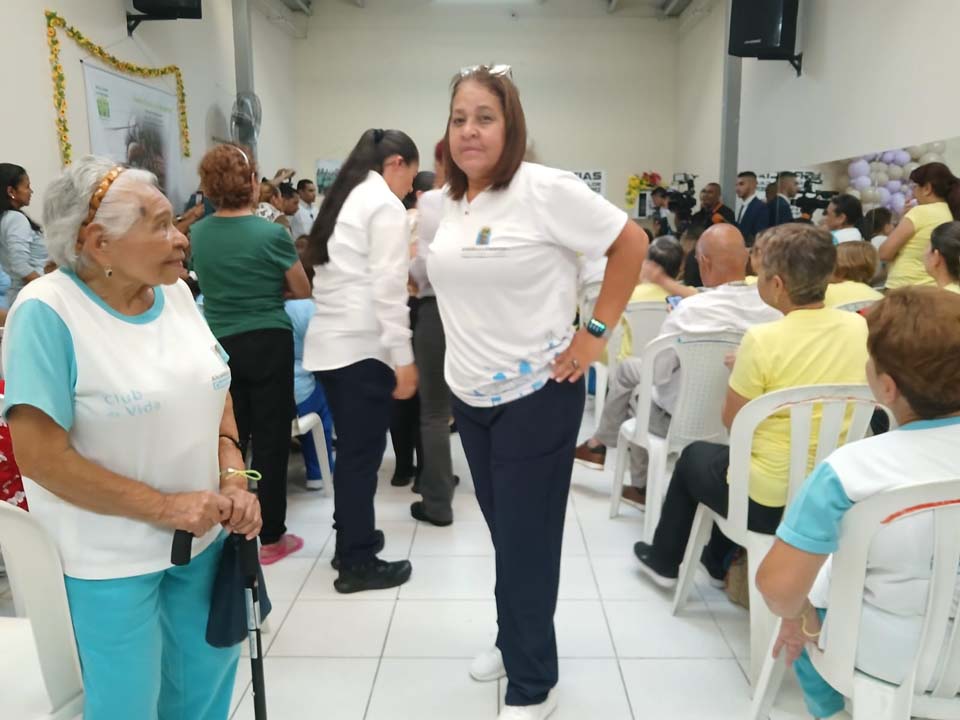 Imagen de evento de la alcaldía personas reunidas adultos mayores