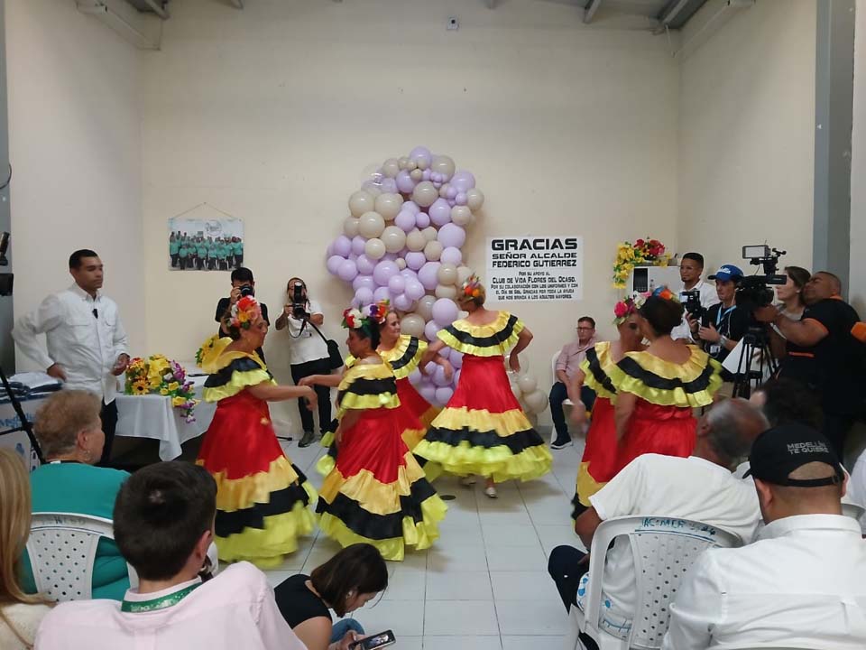 Más de 37.000 adultos mayores en Medellín reciben nuevos uniformes para los Clubes de Vida. Descubre cómo estos espacios promueven el movimiento, la alegría y el bienestar en la tercera edad, transformando vidas como la de Dalia, de 85 años. adultos mayores