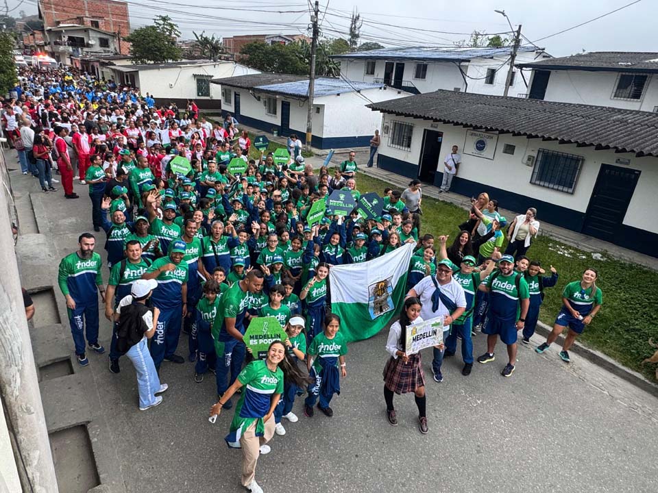 Imagen de evento deportivo de niños juegos escolares