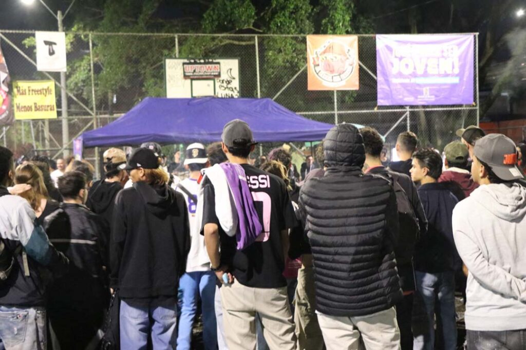 Imagen de jóvenes reunidos