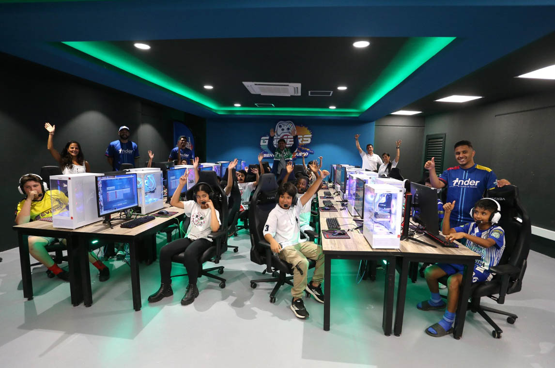 Imagen de jugadores en sala gamer del Inder