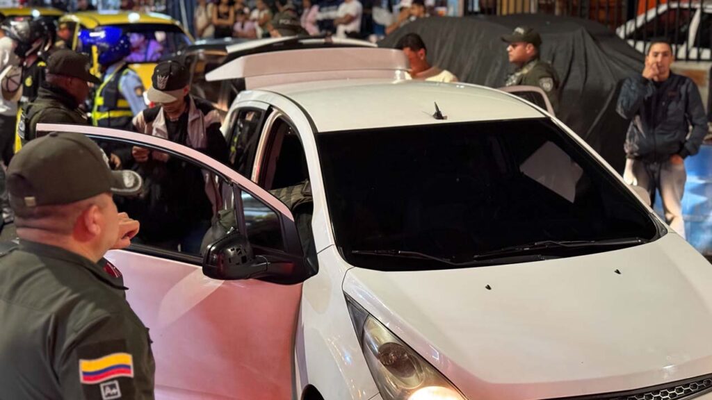 Imagen de la policía en control de seguridad de vehículos