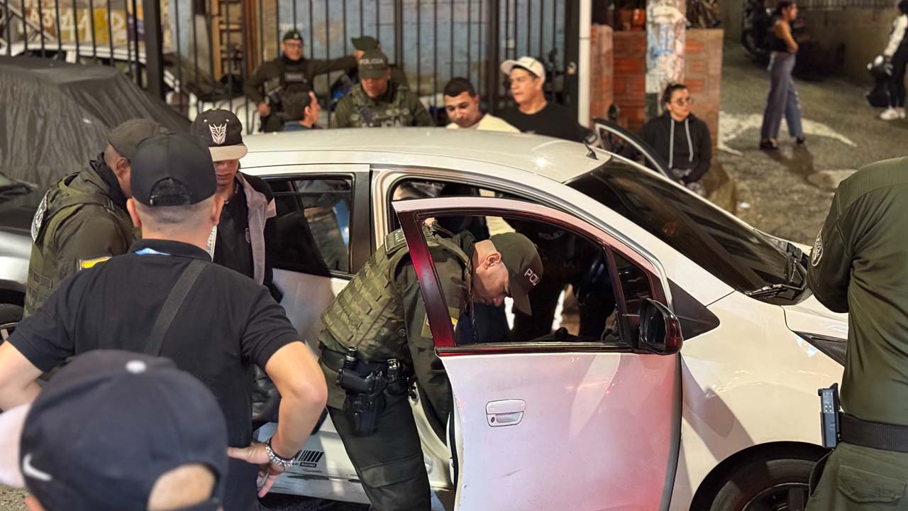 Imagen de la policía haciendo control de seguridad en un carro