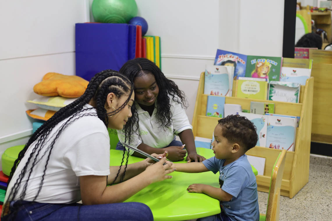 Imagen de madres adolescentes con niño en aula de clase