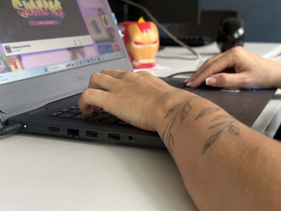 Imagen de manos de una persona en portatil foto 4-min