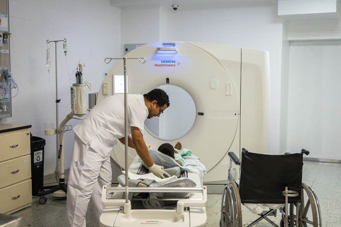 Imagen de médico con paciente en una resonancia