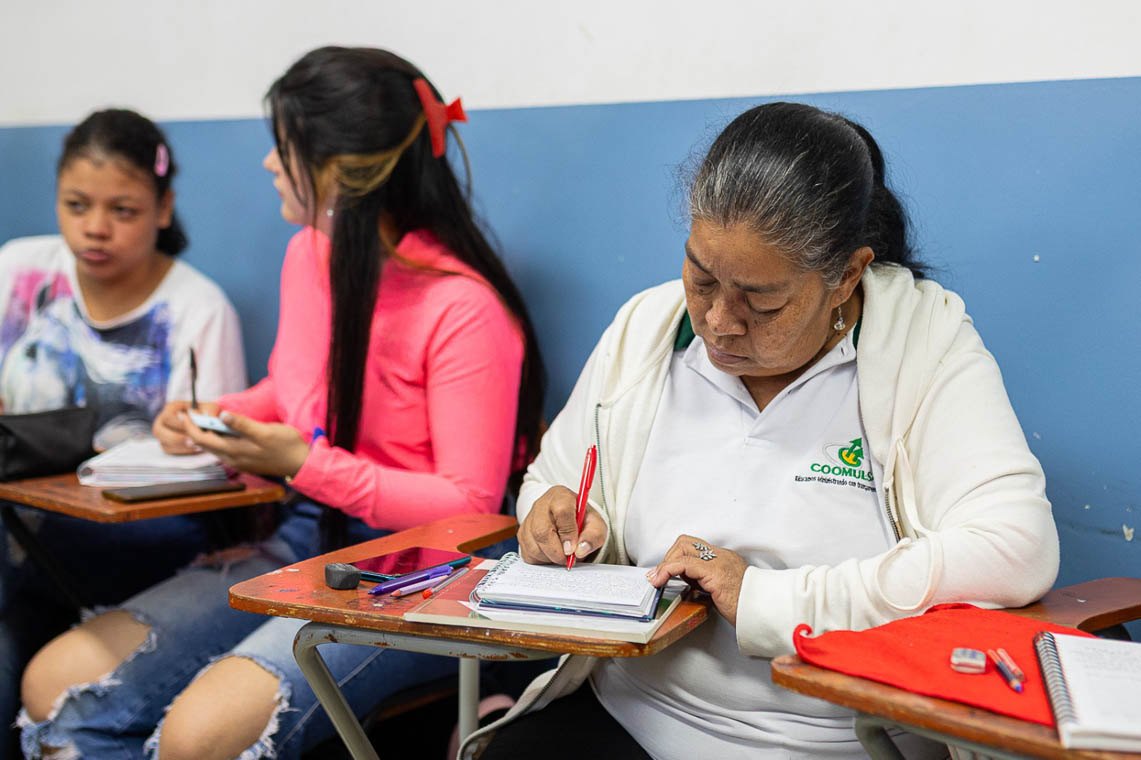 Imagen de mujeres adultas estudiando en aula de clases