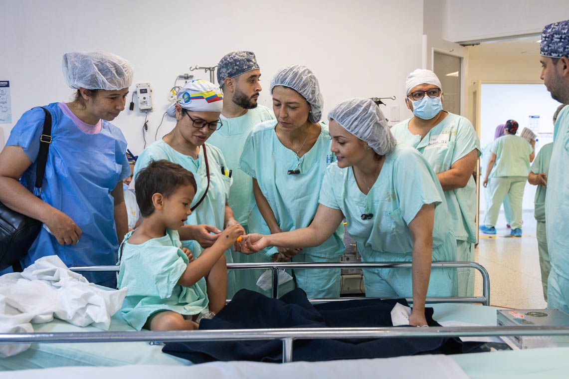 Imagen de personal de la salud y paciente que recibió cirugía gratuita