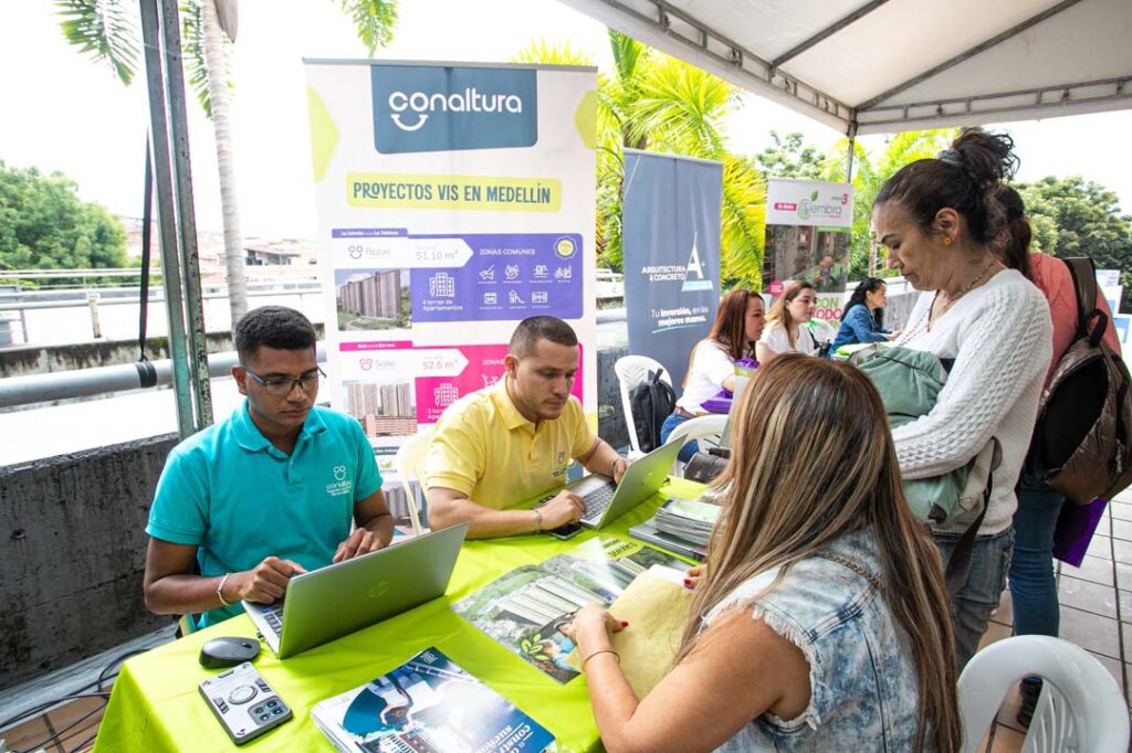 Imagen de personas siendo atendidas por ISVIMED