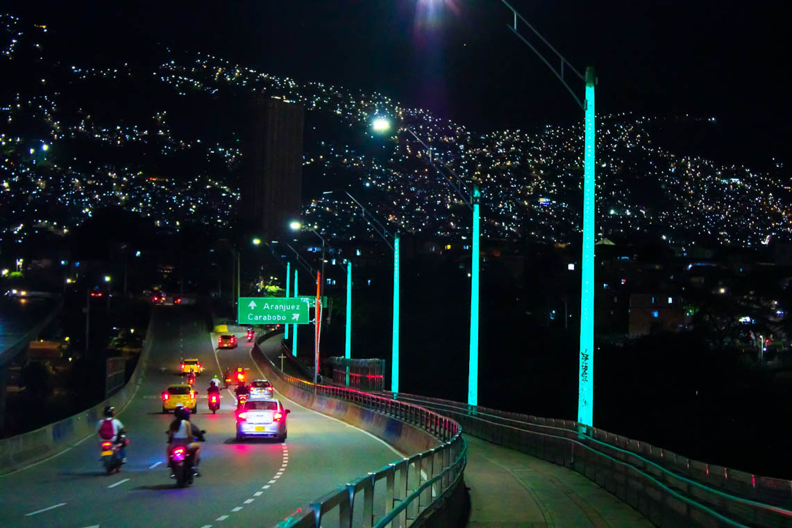 Imagen de puente iluminado