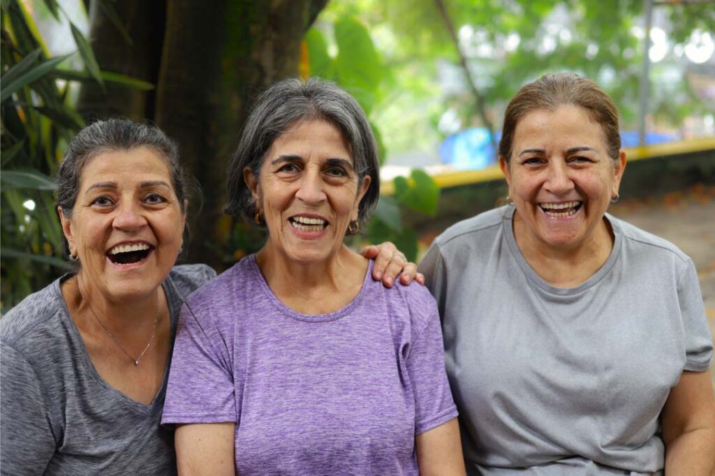 Imagen de tres señoras de la tercera edad felices