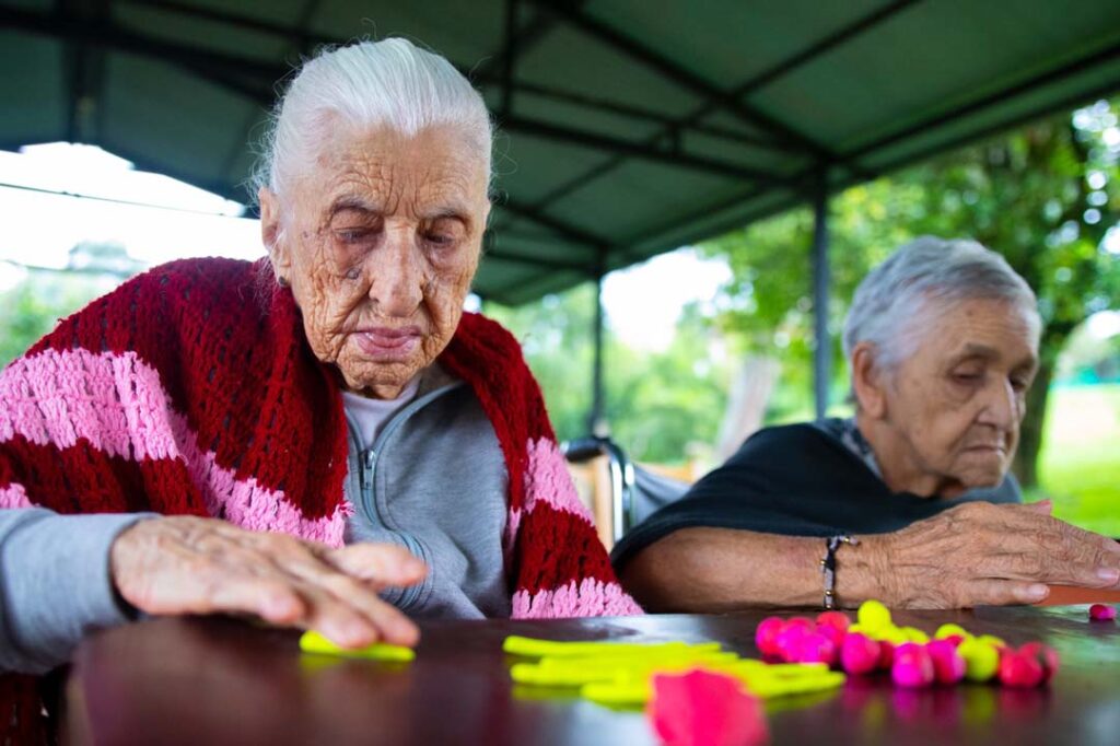 Imagen dos personas mayores haciendo manualidades