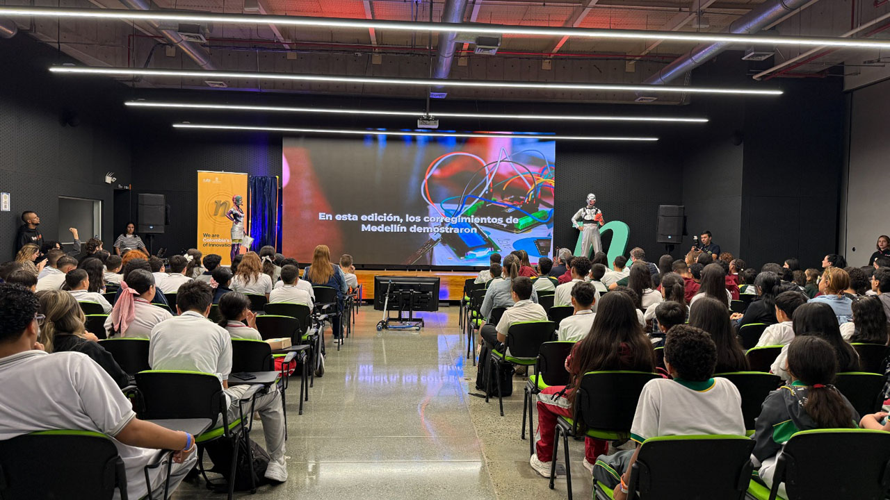 Imagen estudiantes y docentes desarrollando soluciones tecnológicas 2