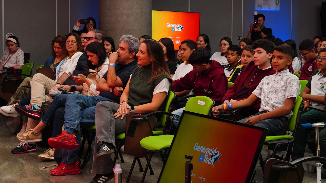 Imagen estudiantes y docentes desarrollando soluciones tecnológicas 3
