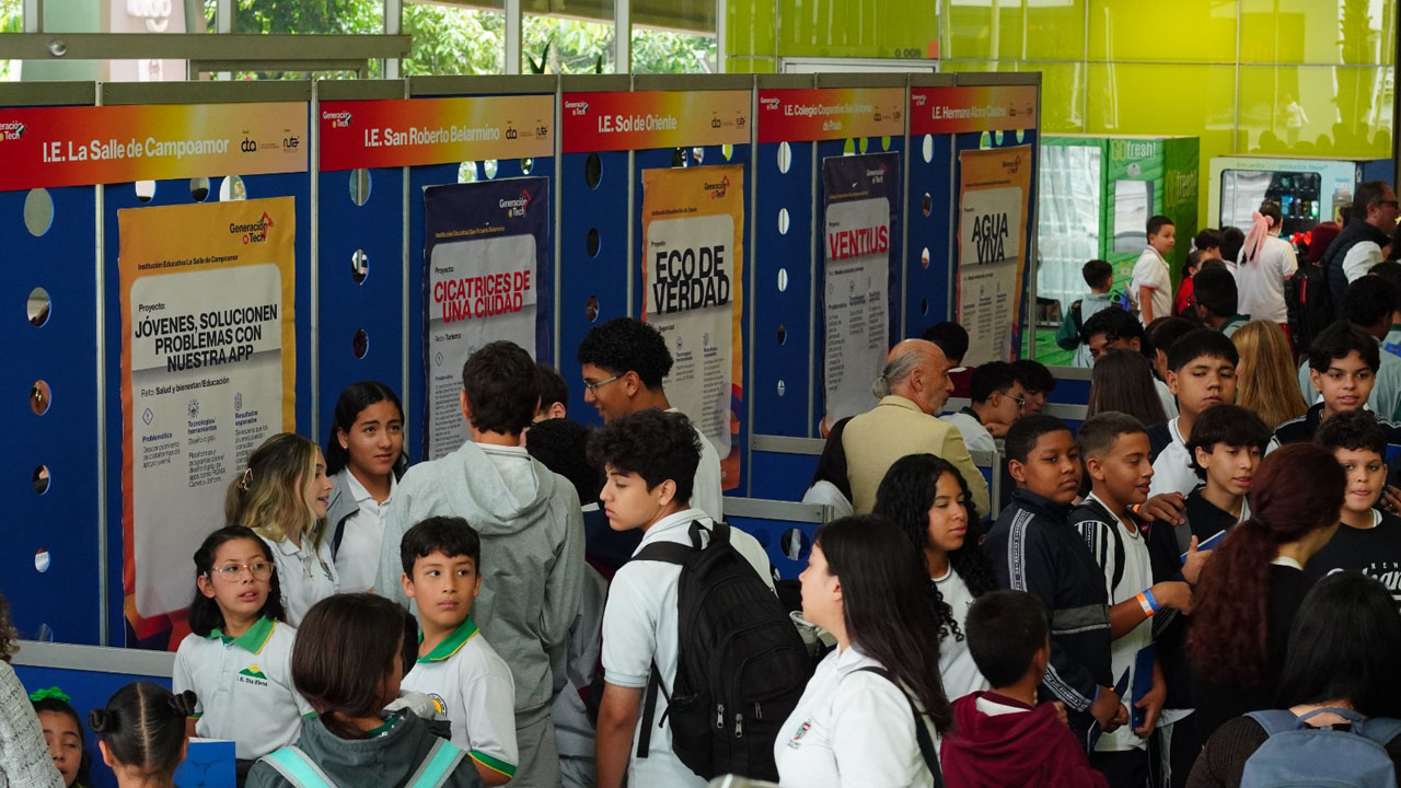 Imagen estudiantes y docentes desarrollando soluciones tecnológicas 4