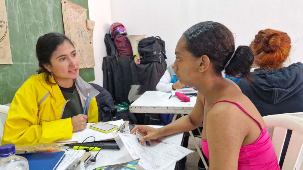 Imagen funcionaria atención integral en Villatina