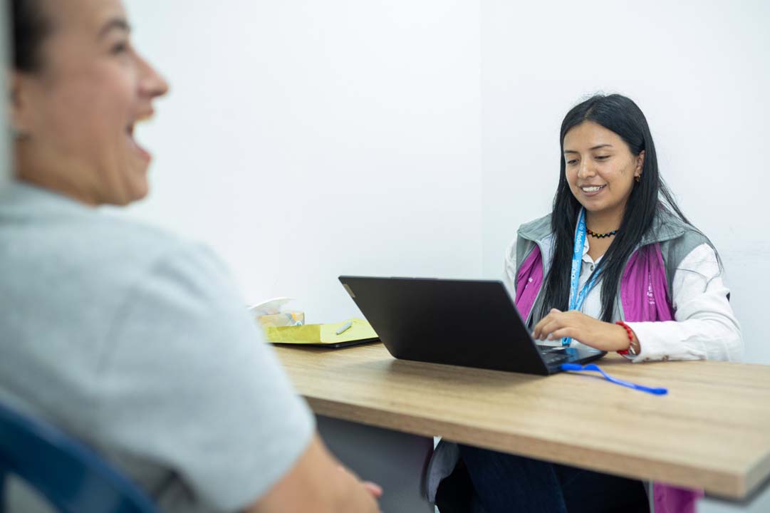 Imagen funcionaria en círculos de cuidado atendiendo a mujer beneficiaria