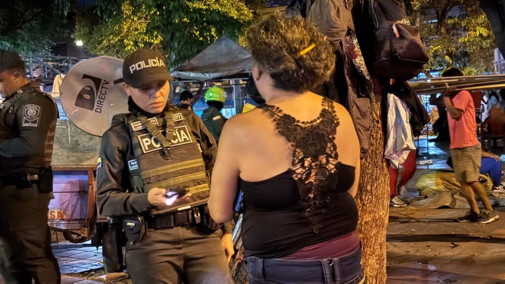 Imagen inspección de Policía a ciudadanos en contra de hurto