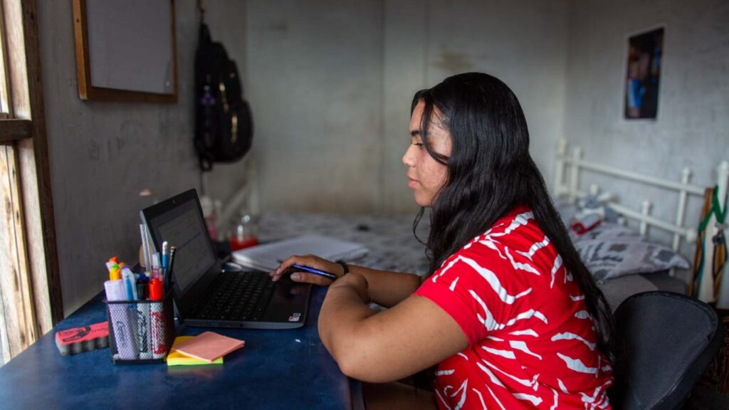 Imagen joven estudiando inglés en casa