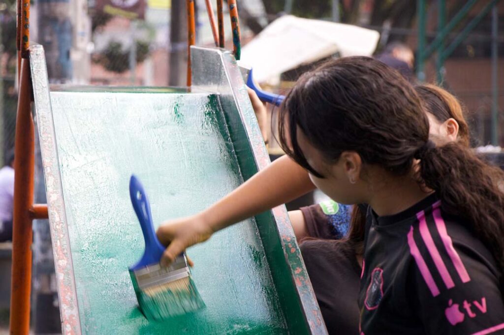 Imagen joven pintando parque