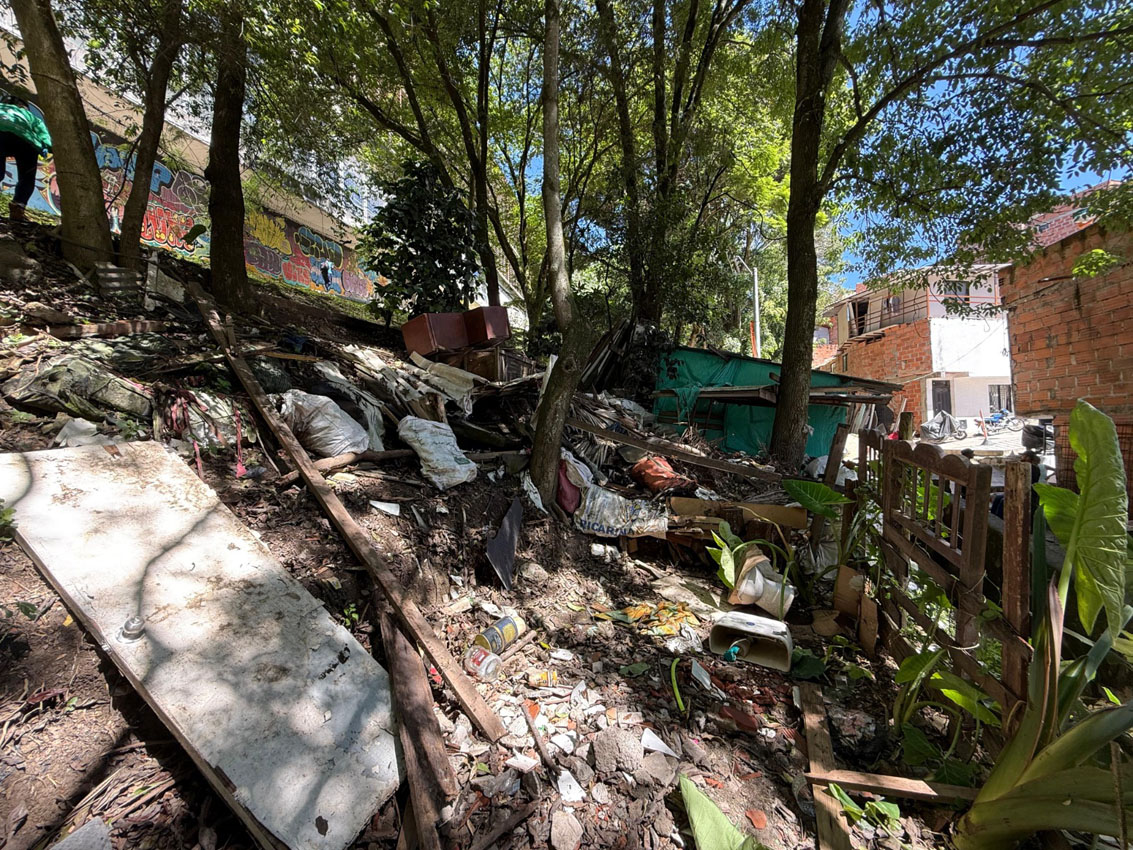 Imagen limpieza Biblioteca Tomas Carrasquilla (1)