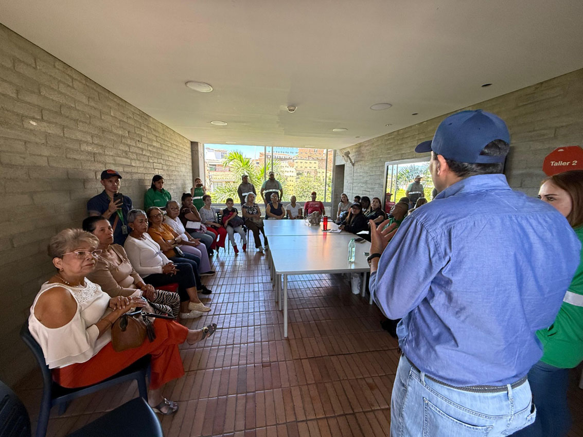 Imagen limpieza Biblioteca Tomas Carrasquilla (3)