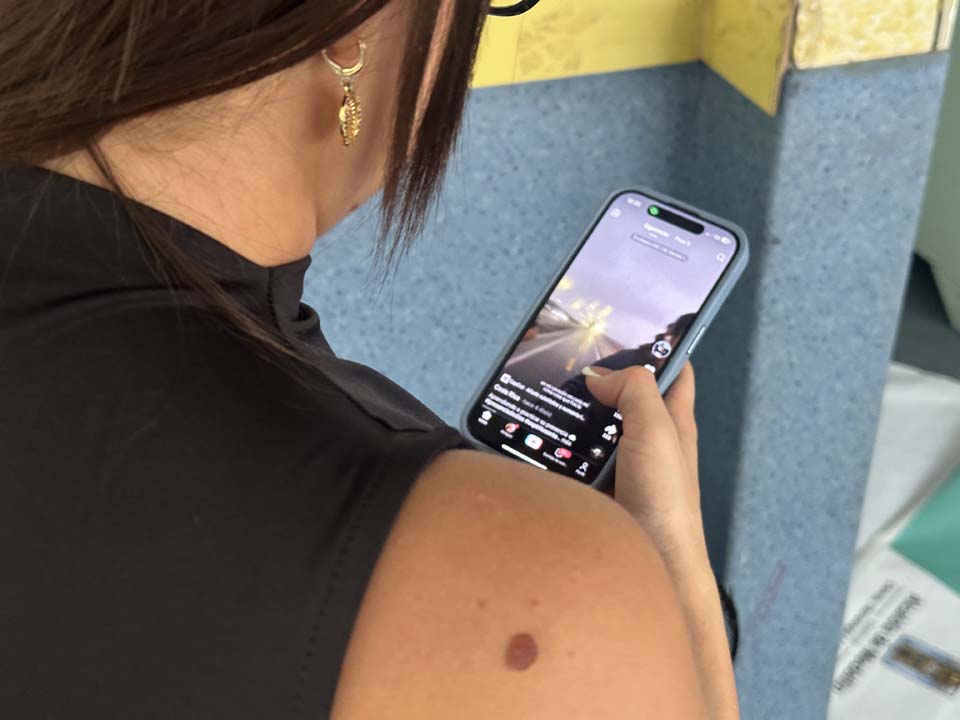 Imagen mujer en su celular foto 1-min te queremos saludable
