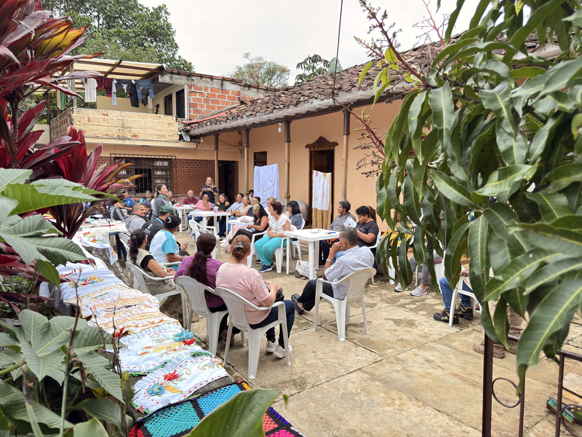 Imagen mujeres tejedoras San Cristobal 2 (2)