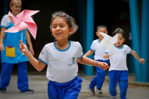 Imagen niña jugando en Buen Comienzo