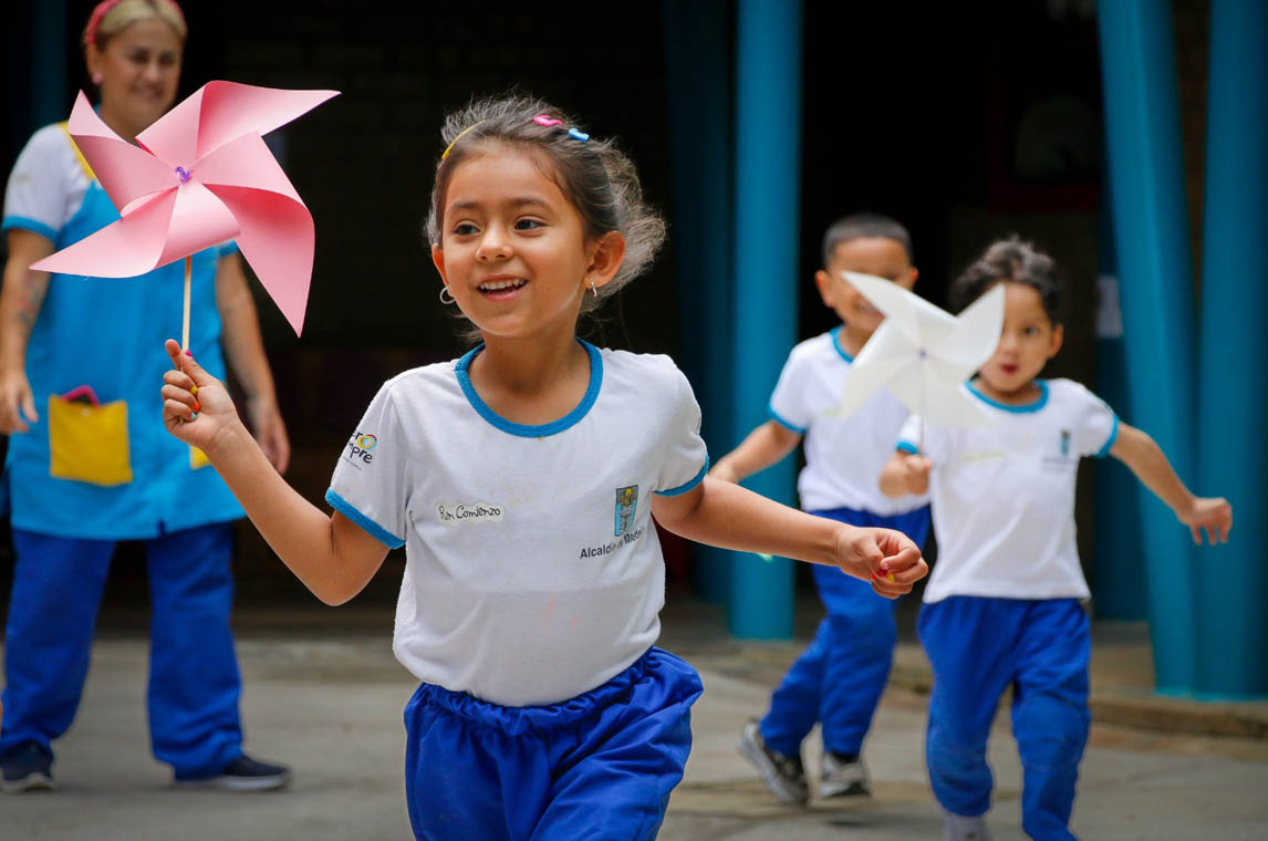 Imagen niña jugando en Buen Comienzo