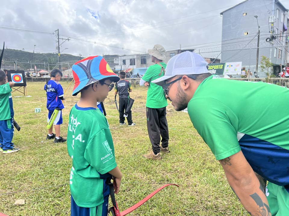 Imagen niño y entrenador Juegos escolares