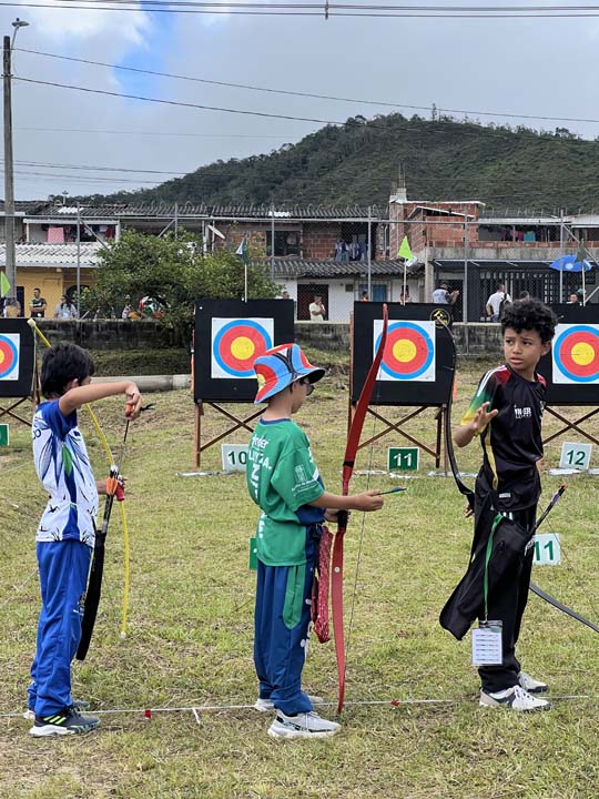 Imagen niños en tiro con arco durante juegos escolares