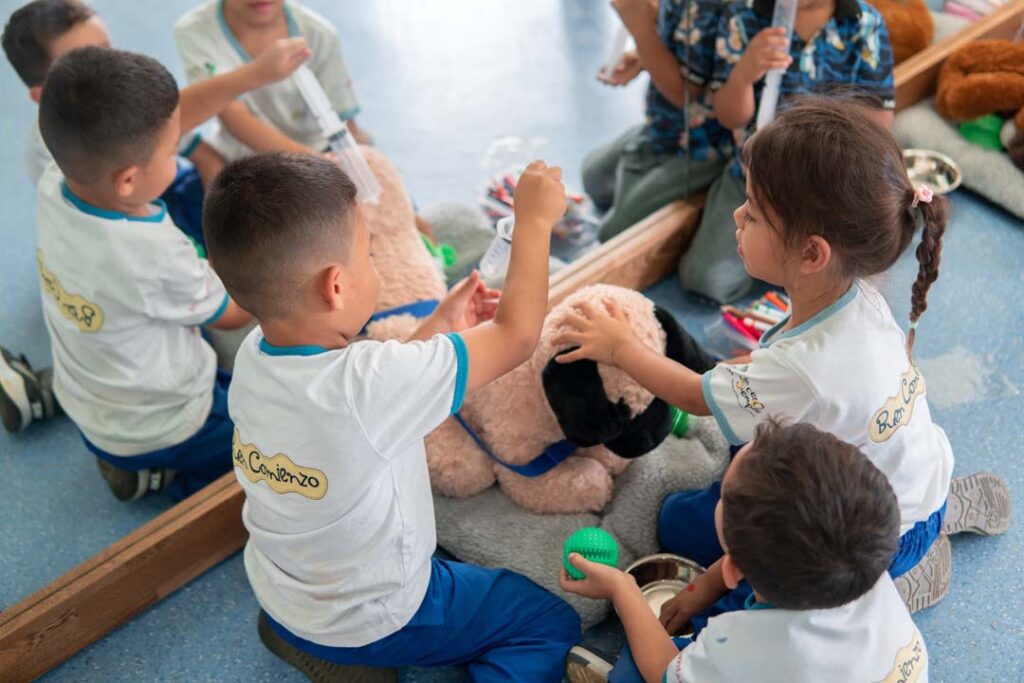 Imagen niños trabajando foto 4-min