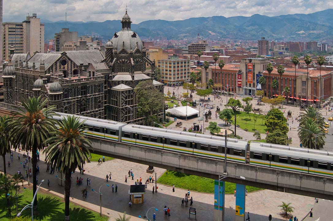 Imagen panorámica metro y centro Medellín