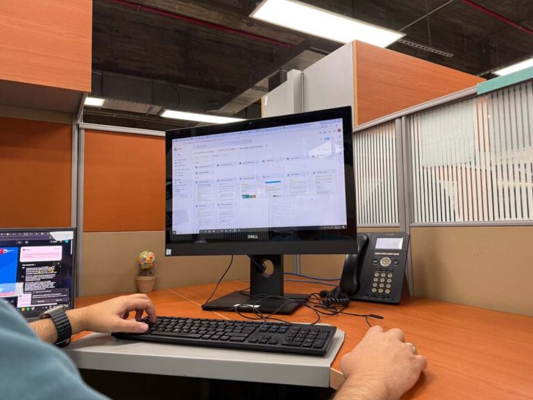 Imagen persona en el computador