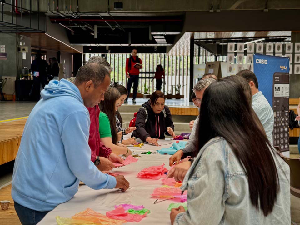 Imagen personas aprendiendo matemáticas