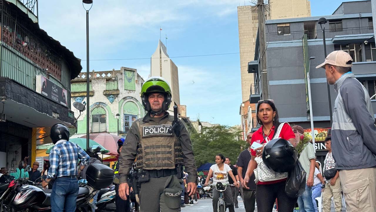 Imagen policía caminando