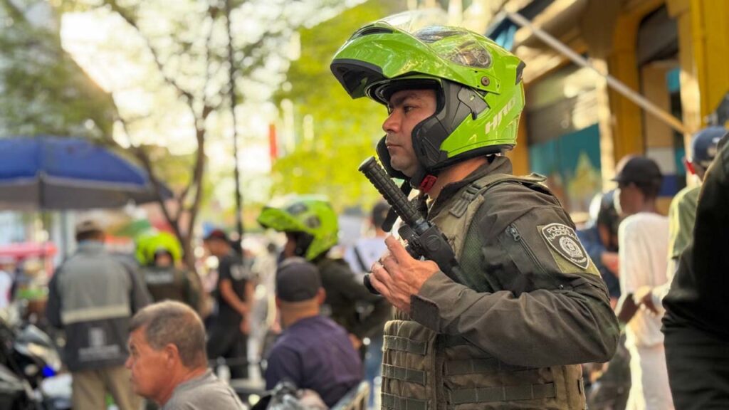 Imagen policía cuidando