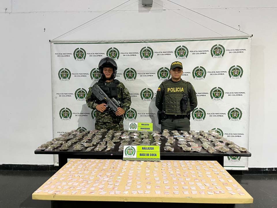 Imagen policías con drogas incautadas