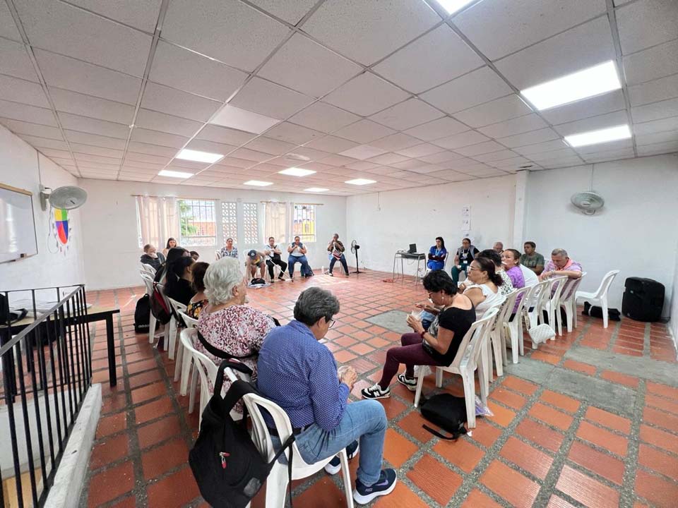 Imagen salón con personas 8