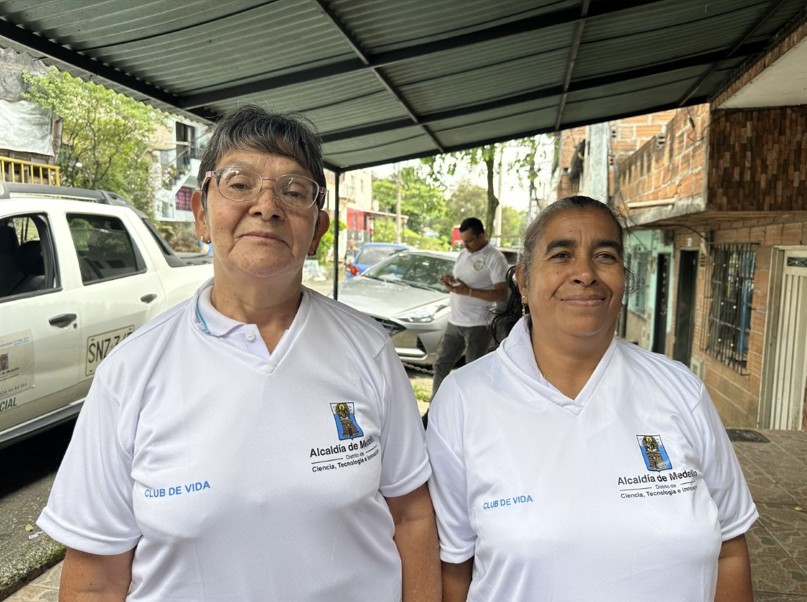 Imagen señoras de la 3ra edad estrenando uniformes