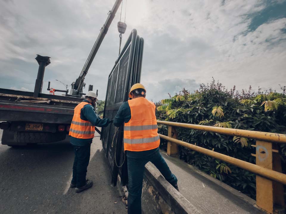 Imagen trabajadores poniendo mallas