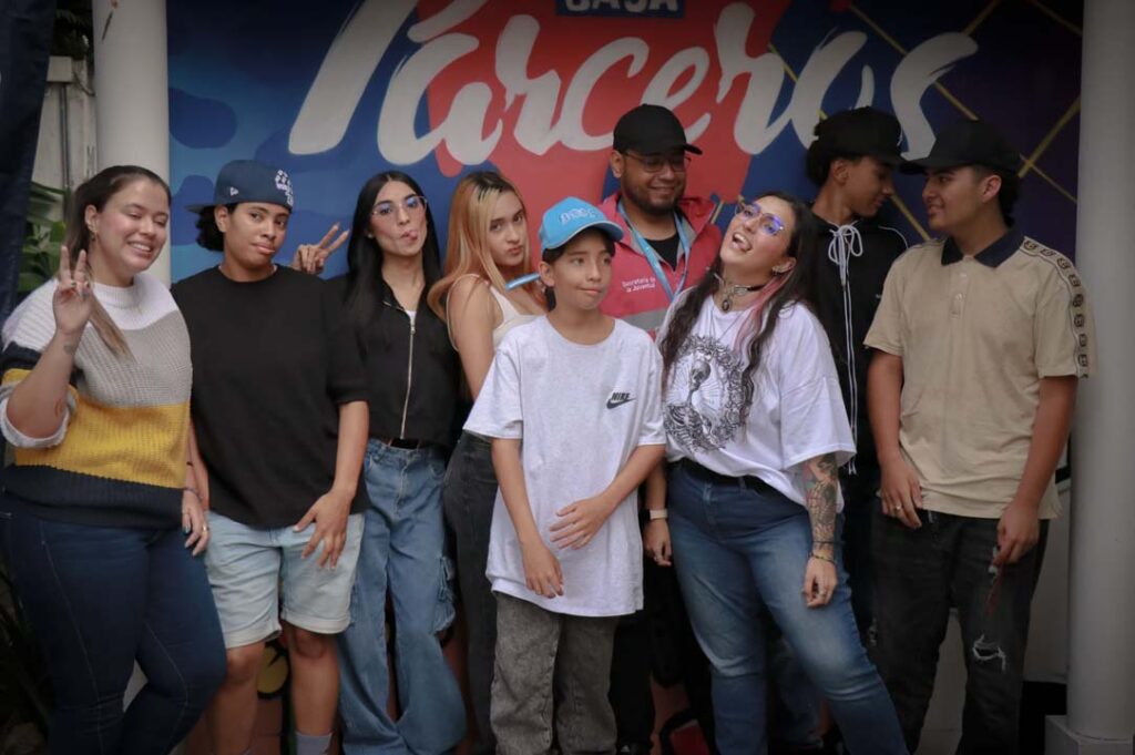 imagen de grupo de jóvenes que hacen parte de Casa Parceros