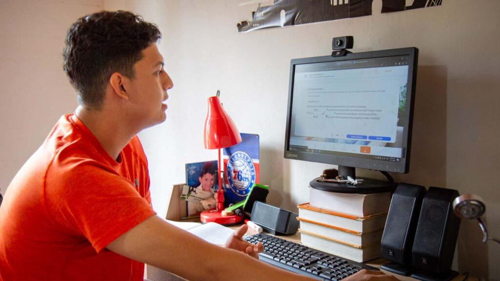 imagen joven estudiando inglés