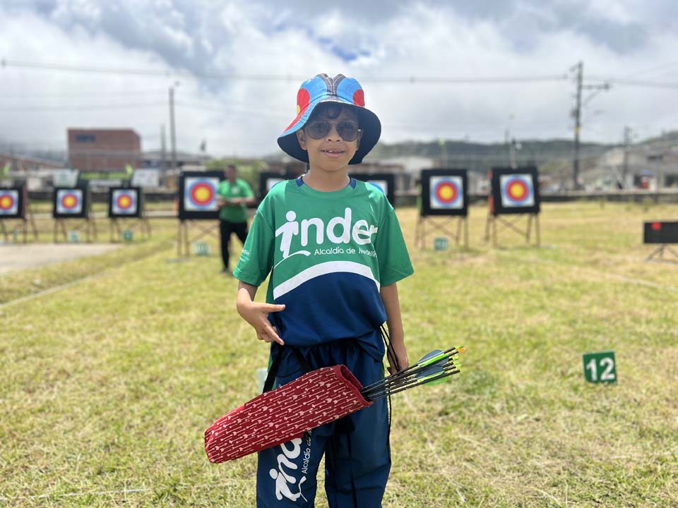 imagen niño tiro con arco y los blancos atrás en juegos escolares