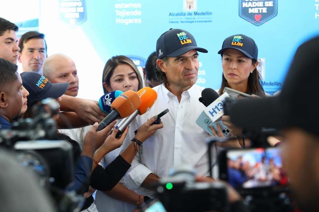 Imagen Alcalde atendiendo medios