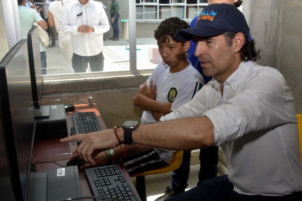 Imagen Alcalde con niño EstudIA